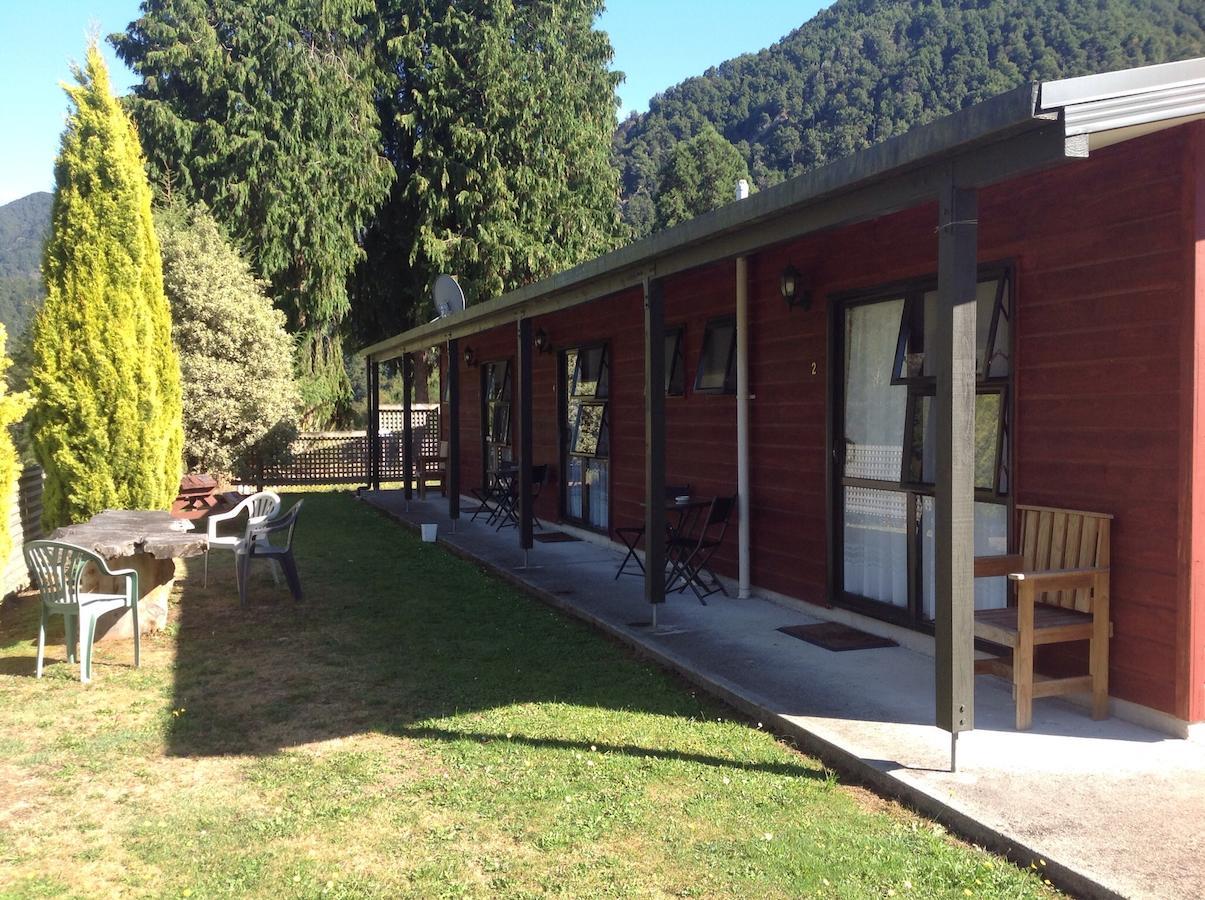 Owen River Tavern & Motels Exteriér fotografie